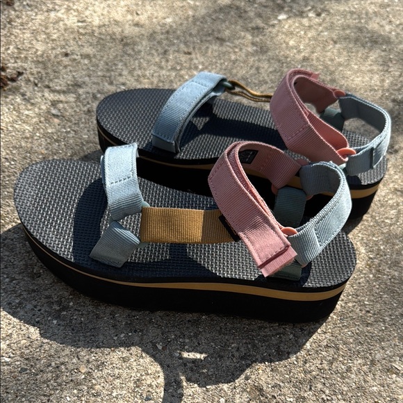 Teva Flatform Universal Sandal - Picture 4 of 5